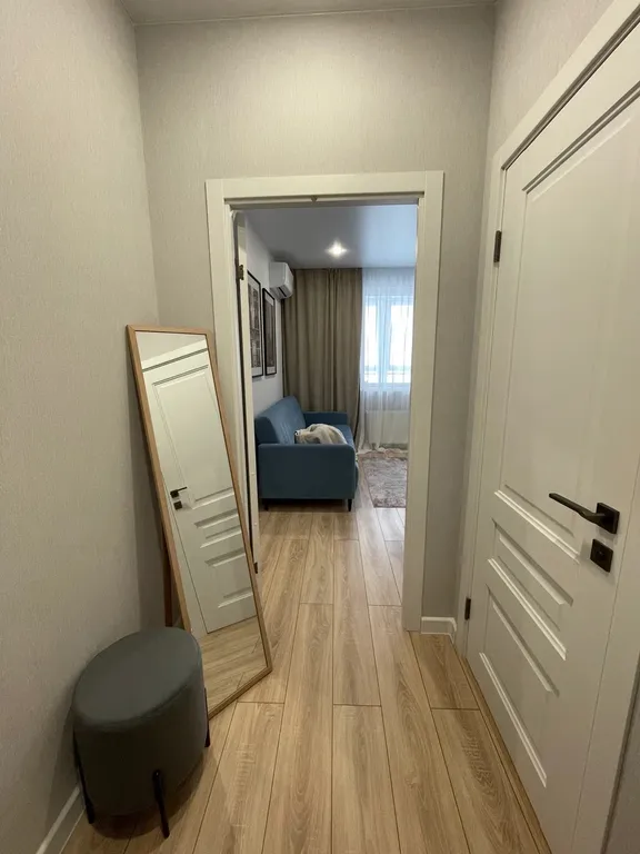 Стильная и уютная квартира с витражом на лоджии и прекрасным видом