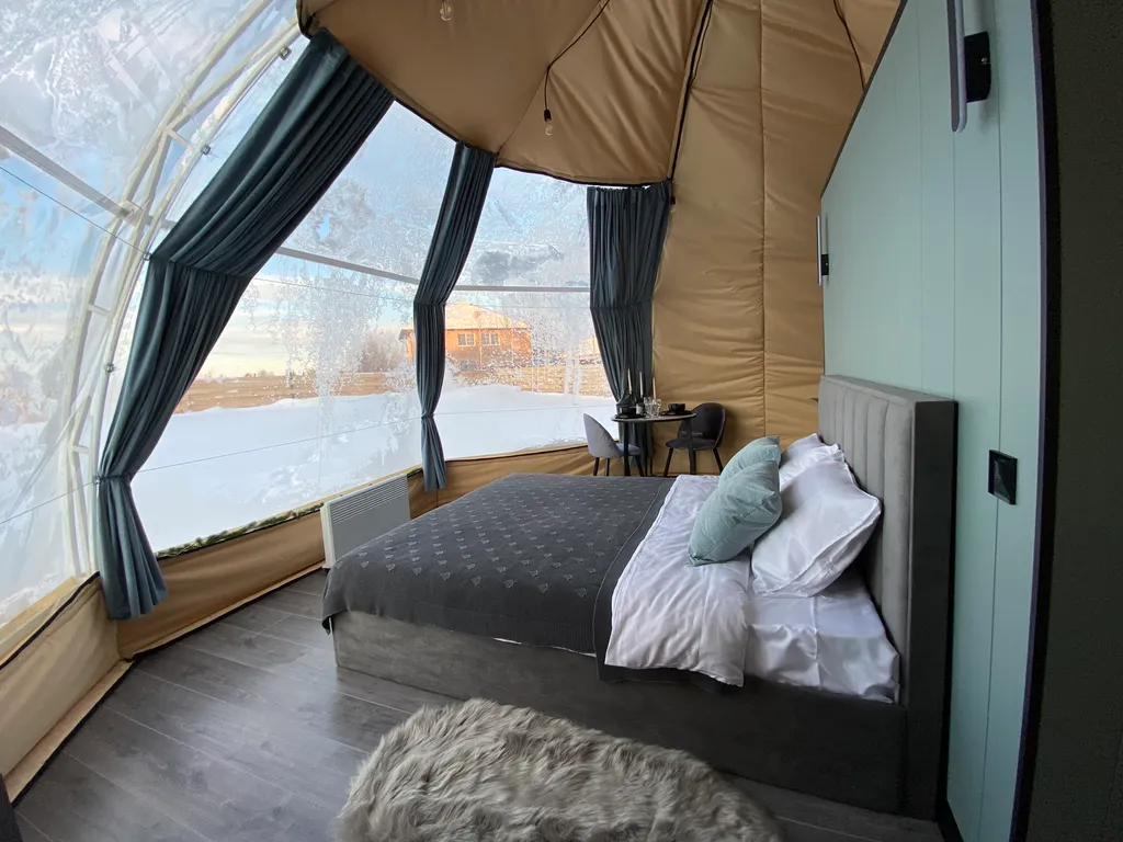 Домик вблизи озера