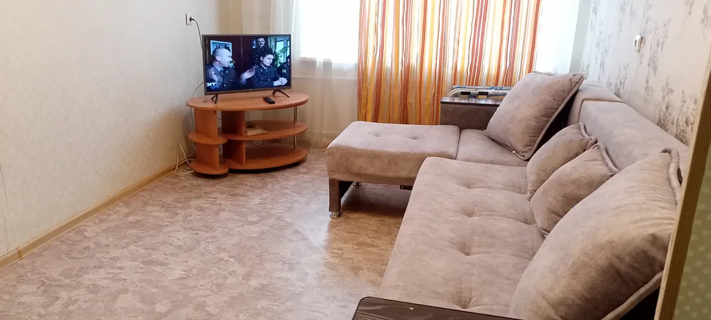 Уютная квартира в районе вокзала, с хорошим, большим диваном.