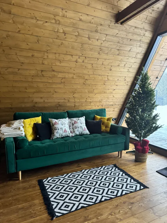 Уютный панорамный треугольный дом A-frame с видом и окружением леса