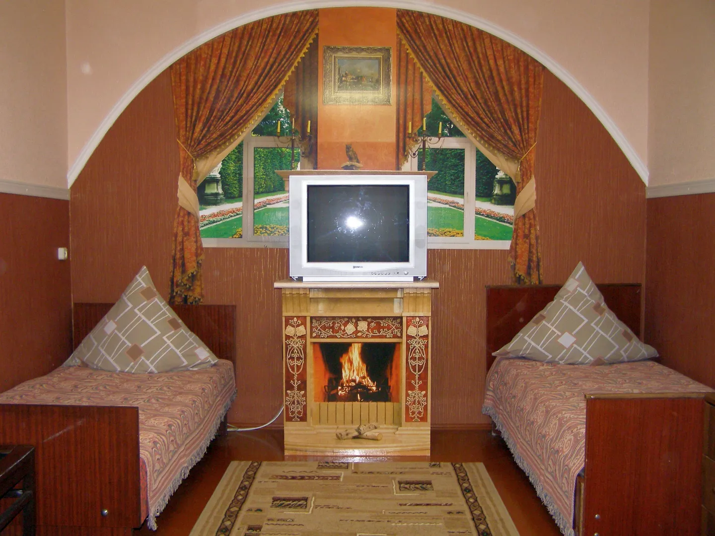 Комната с четырьмя одноместными кроватями, TV и сплит-системой.