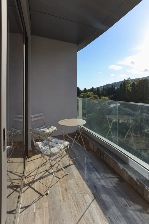 Новая квартира с просторной терассой и прекрасным видом на горы