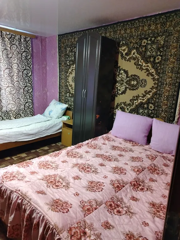 Дом недалеко от центра, во дворе беседка для отдыха