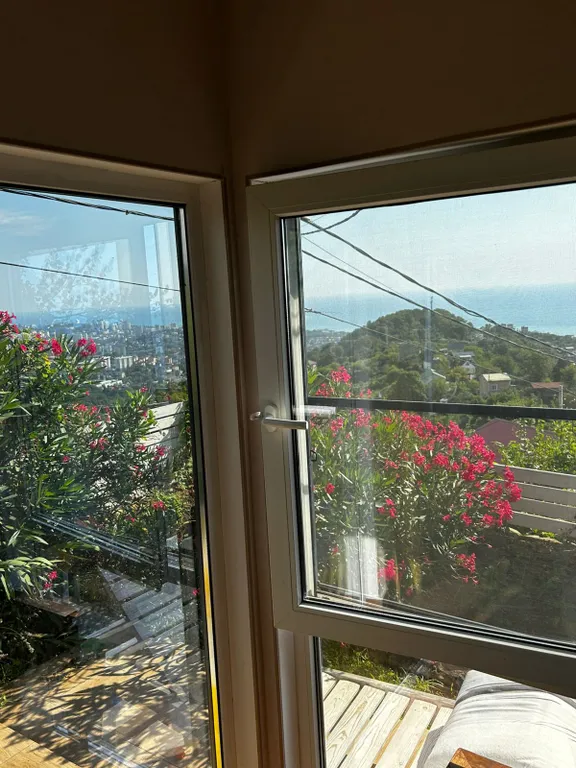 Домик с панорамным видом