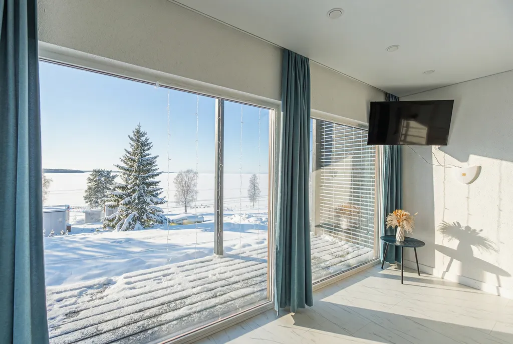 Студия с панорамными окнами с видом на озеро