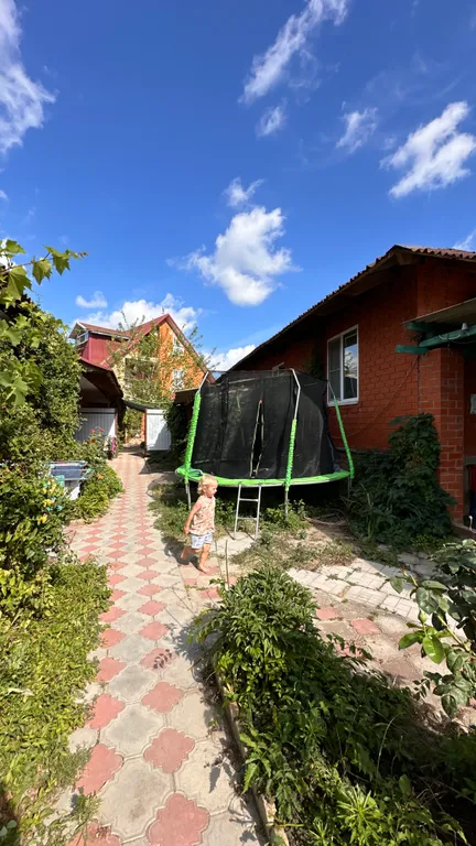 Благоустроенная комната в коттедже с балконом