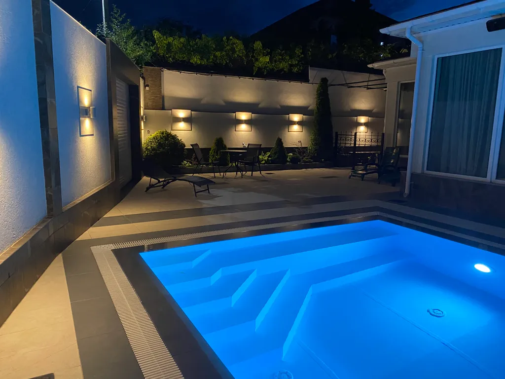 Дом с бассейном, баней и видом на море