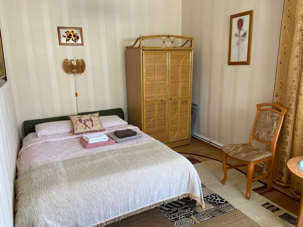 Дом с яблоневым садом на побережье