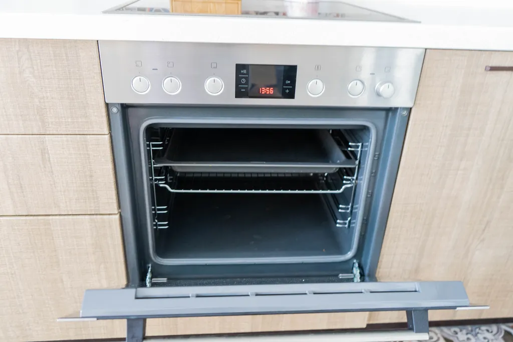 Студия с камином, деревом и видом на реку