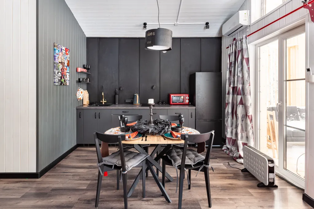 Атмосферный дом с баней в лесу