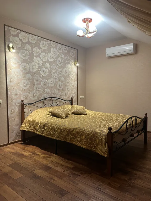 Дом с бассейном и бильярдом