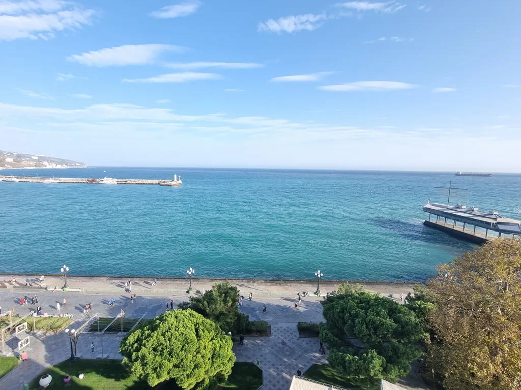 Aпаpтaмeнт c баcсейном и теpрaсой нa набеpeжной