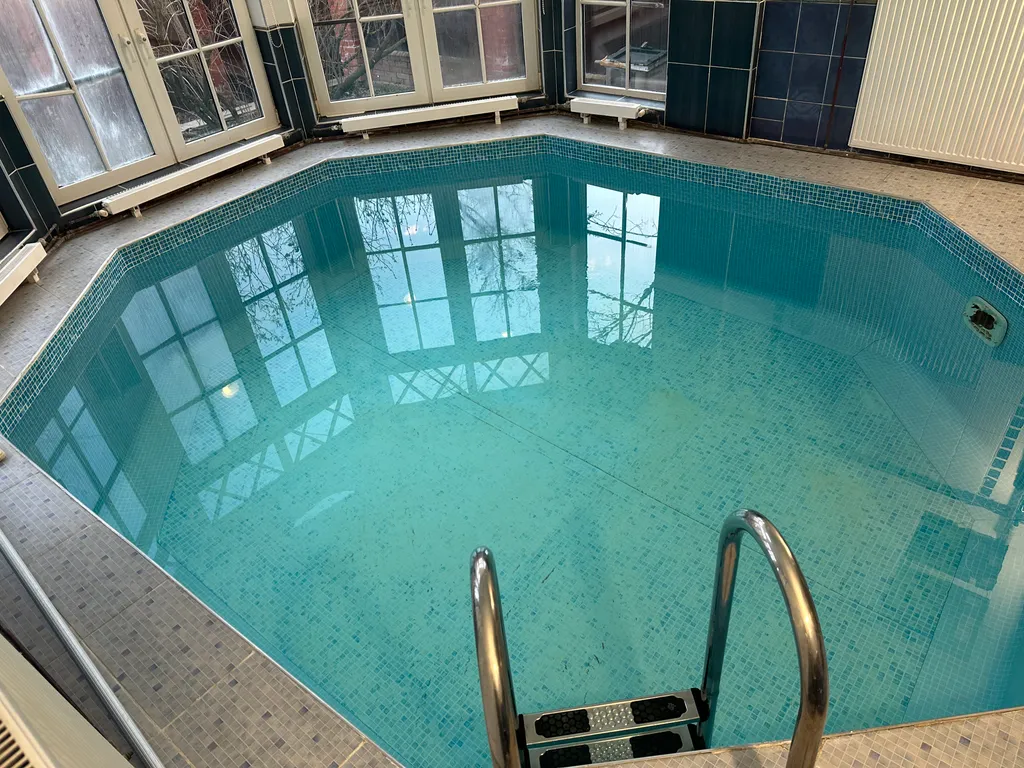 Дом в центре города с бассейном и баней