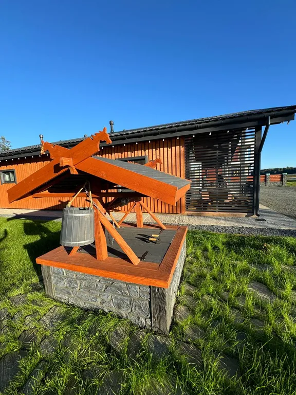 Дом на песчаном берегу озера