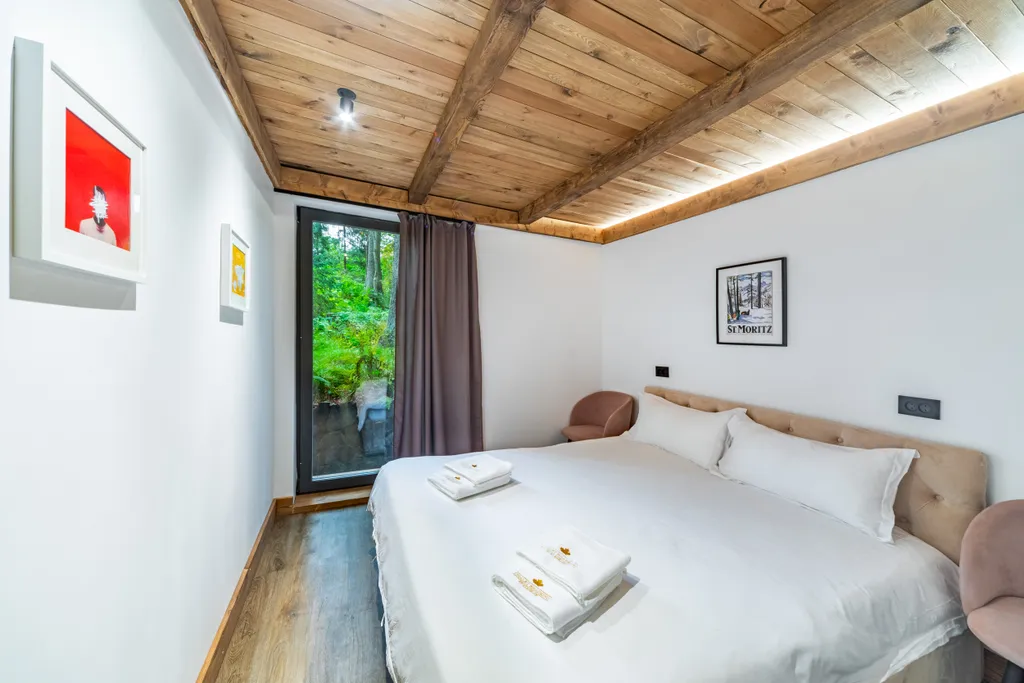 Коттедж Сказочный Шале с камином и джакузи в живописном лесу — Шадрино