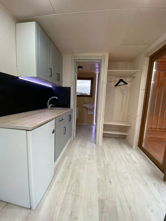 Уютный лесной домик на берегу ручья с выходом в лес