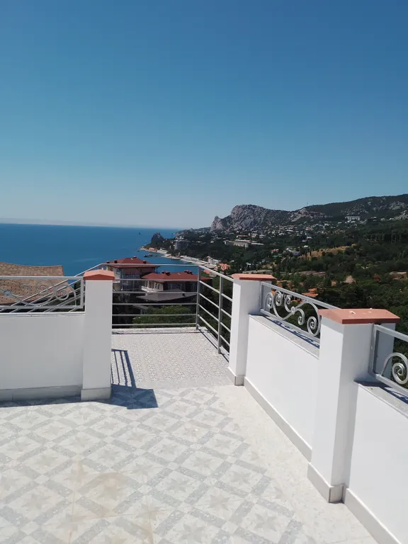 Улучшенная трёхместная студия с видом на море с балкона