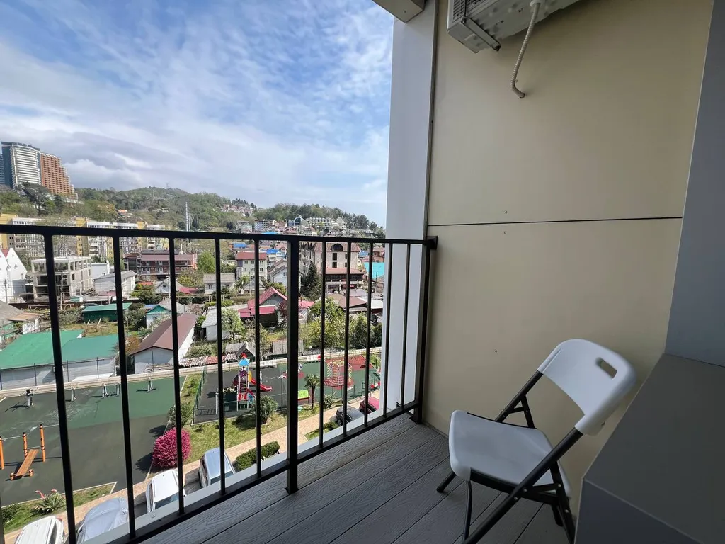 Апартамент с просторной спальней и выделенной кухонной зоной