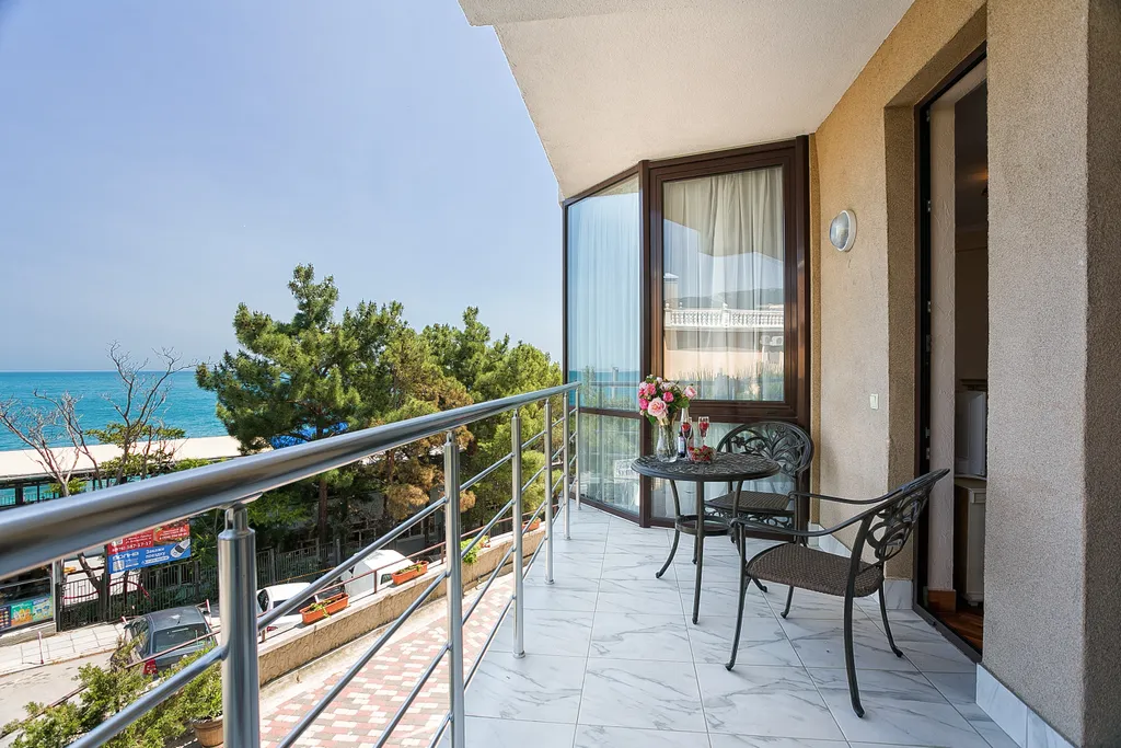 Просторная видовая двухкомнатная квартира на берегу моря в Ливадии