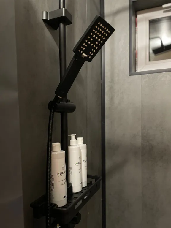 Уютный дом у ручья