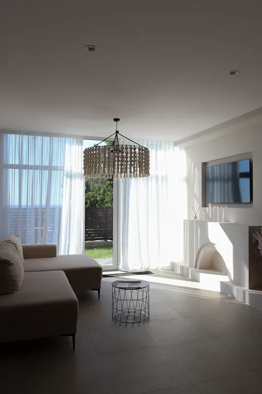 Светлый коттедж с видом на море