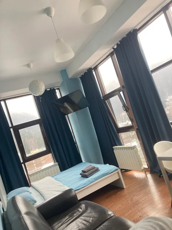 Современная чистая студия с панорамными окнами на горы