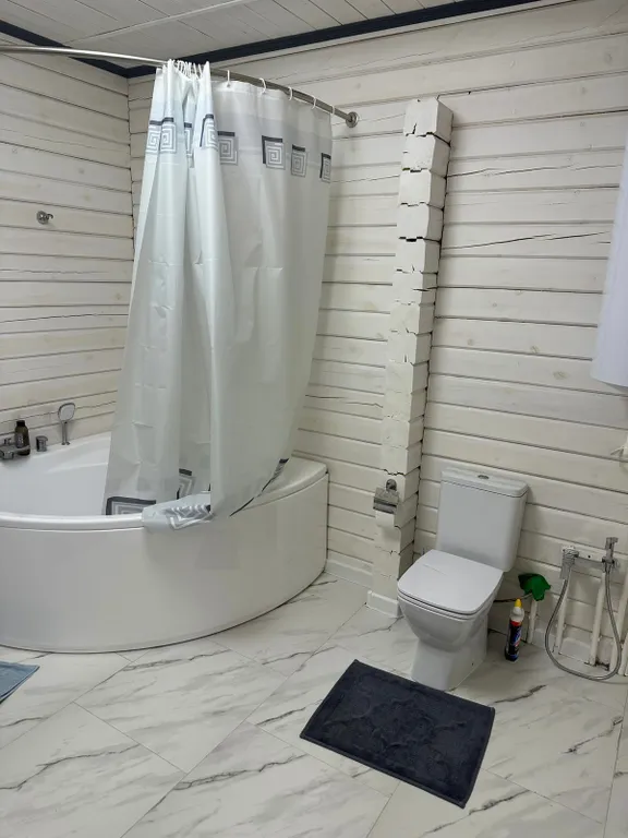 Уютный брусовый дом на берегу