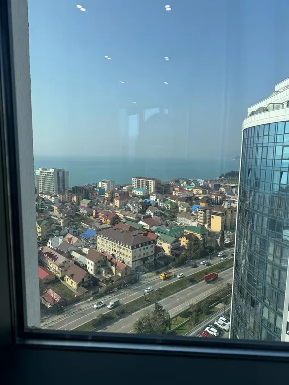 Квартира Квартира Двухкомнатная с 2 санузлами, проектором на балконе, бассейном на территории — Адлер