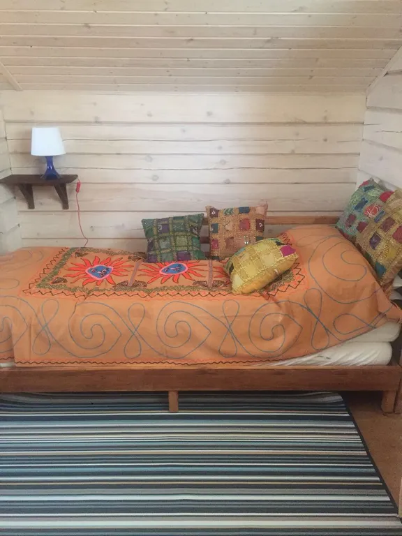 Деревянный дом у озера