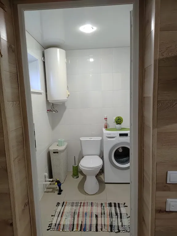 Дом с баней и пирсом на берегу пруда