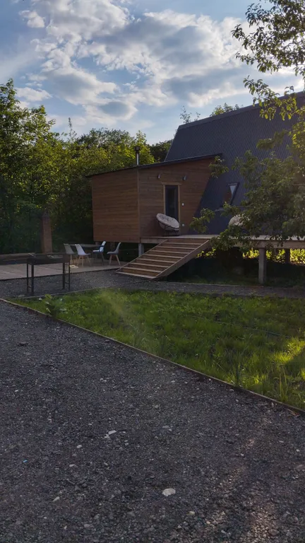 Уютный дом с камином у леса