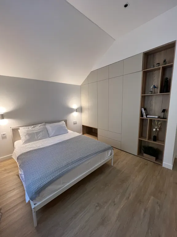 Просторный дом с камином в сосновом лесу