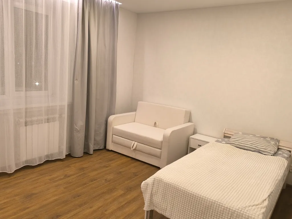 Светлая квартира с просторной кухней недалеко от центра