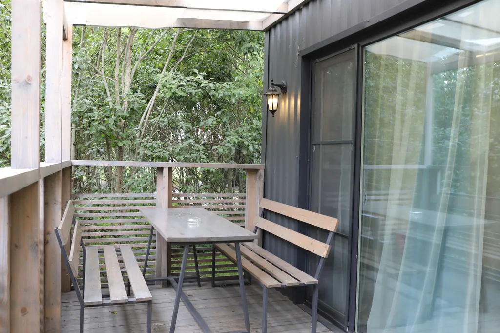 Коттедж с камином и большой террасой