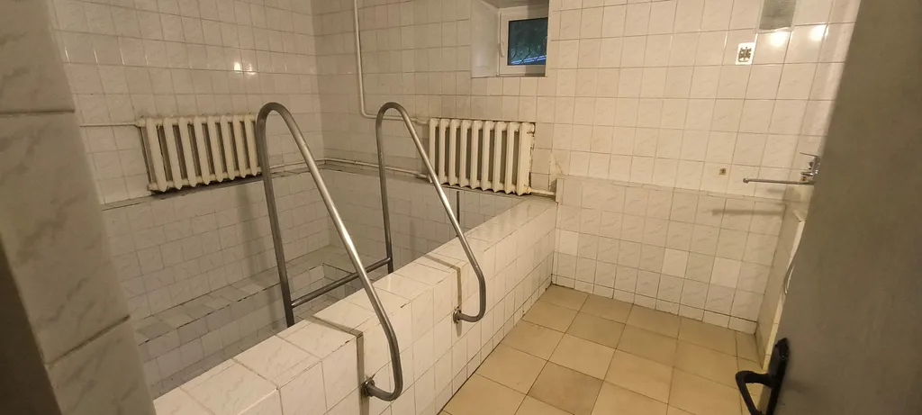 Коттедж у пруда в окружении леса