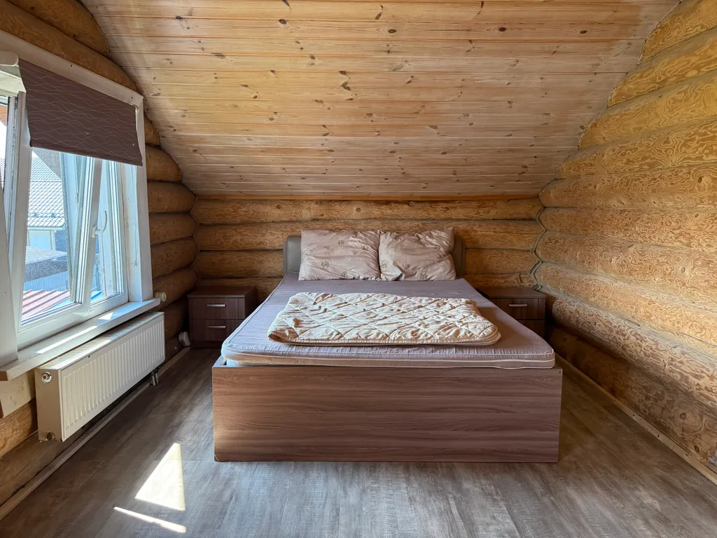 Бревенчатый коттедж с баней и бассейном