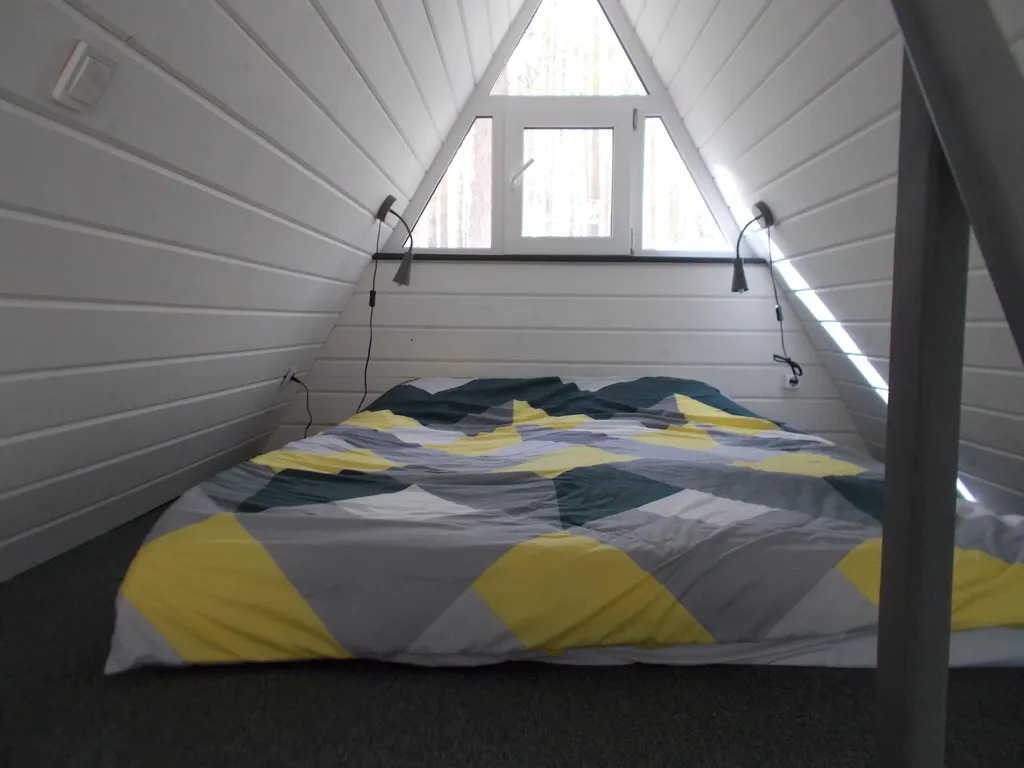 Дом в лесу на берегу озера