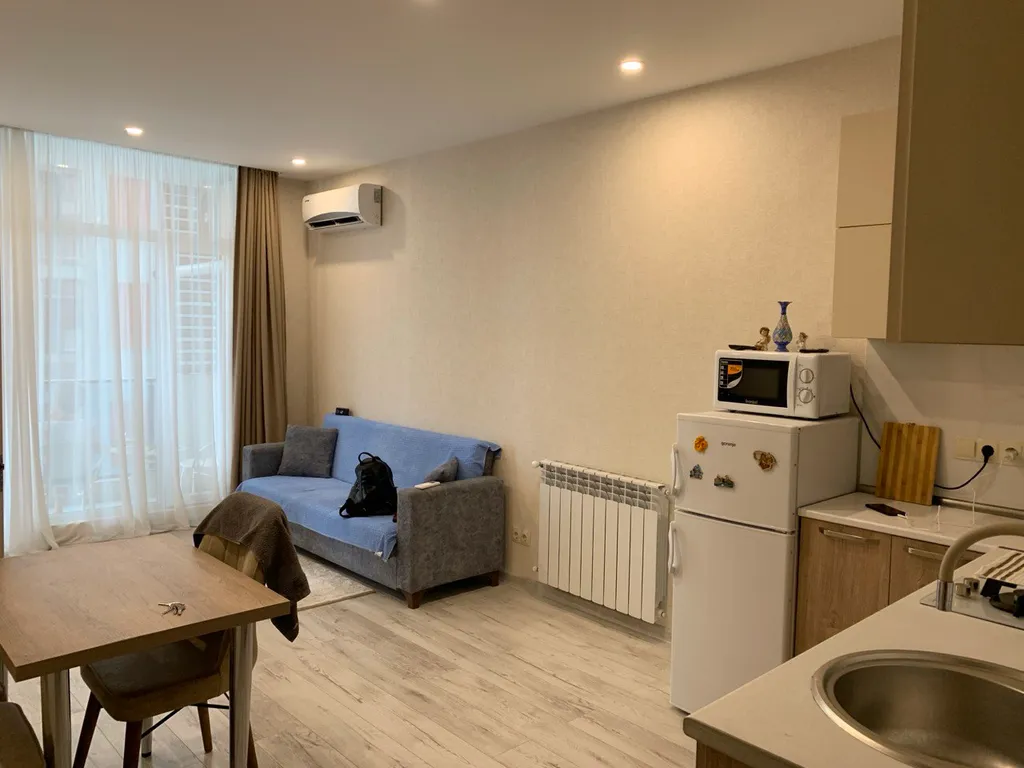 Первая линия, трёхкомнатная квартира в Батуми