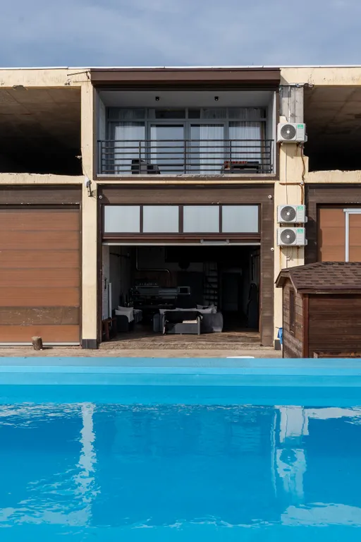 Эллинг на берегу моря