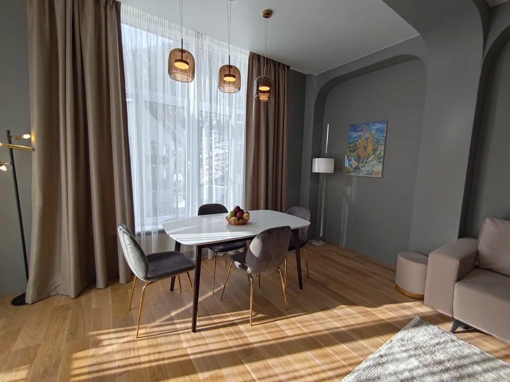 Дизайнерский апартамент с балконом в окружении леса