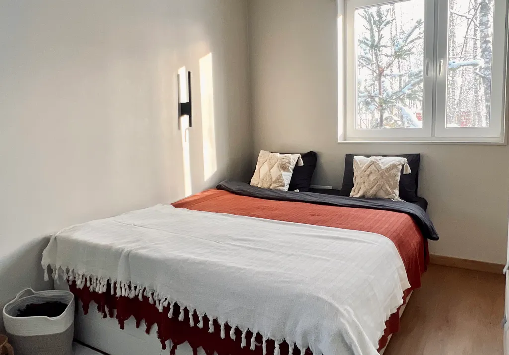 Новый стильный дом с зоной SPA, камином и красивым садом у леса