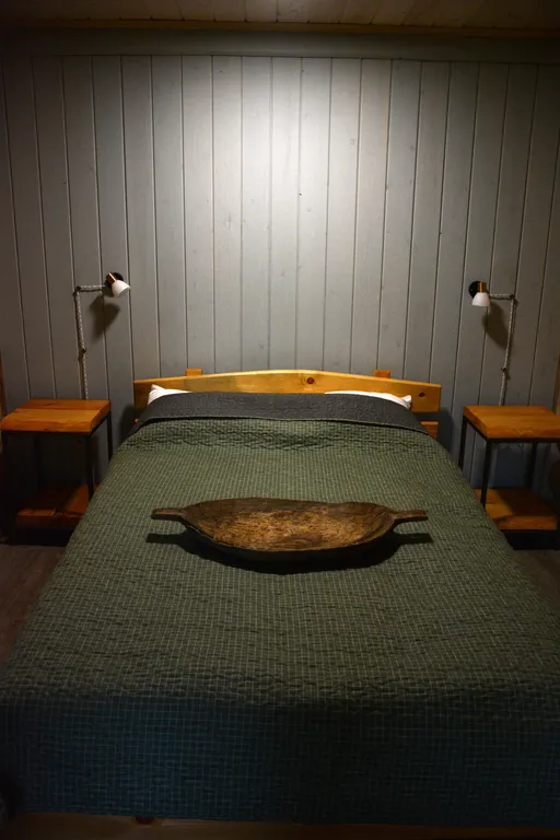 Комфортный дом на лесном участке у озера, рядом с городом