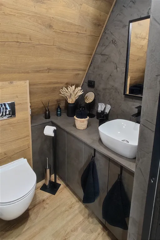 Панорамный домик с теплым бассейном в пяти минутах ходьбы от города