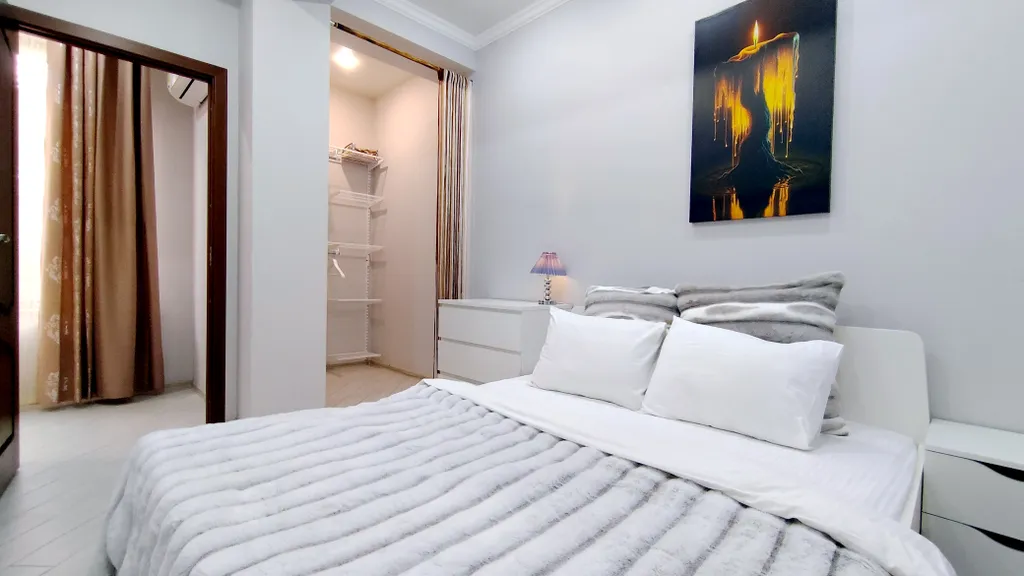 Идеально расположенный комфортный апартамент со спальней. Большие окна