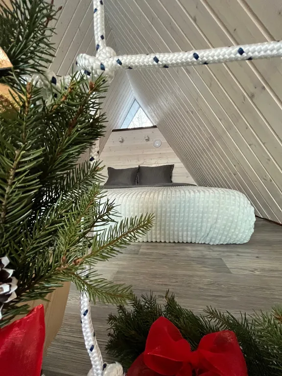 А-фрейм на берегу залива