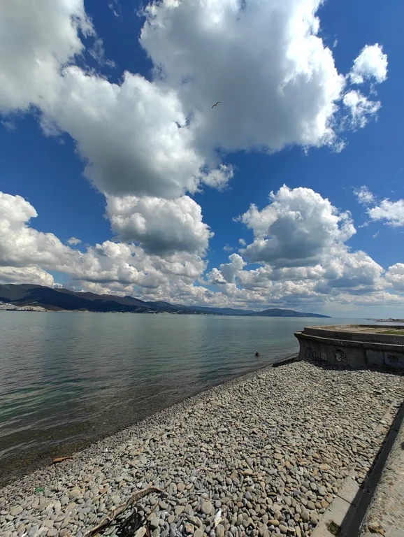 Комната с видом на море и горы
