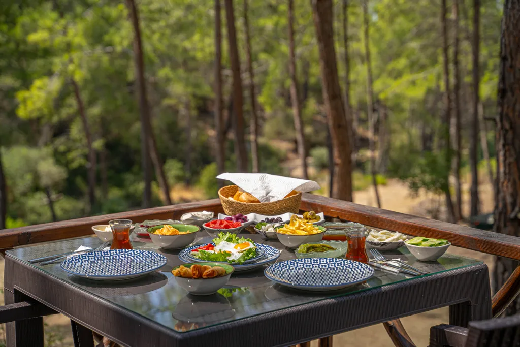 Бунгало в сосновом лесу на берегу Средиземного моря, Турция