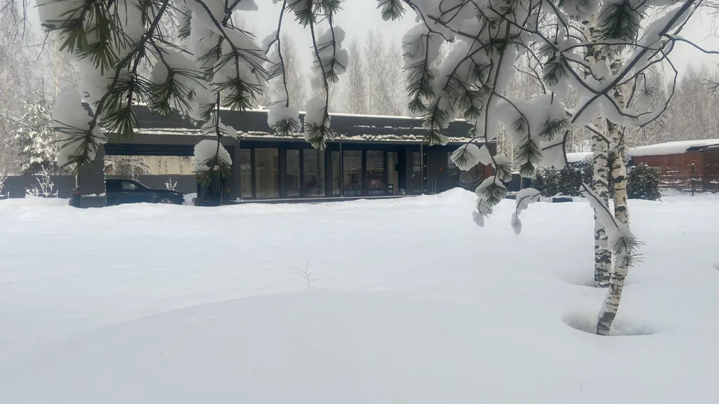 Коттедж Коттедж с панорамными окнами и террасой на крыше — Разметелево