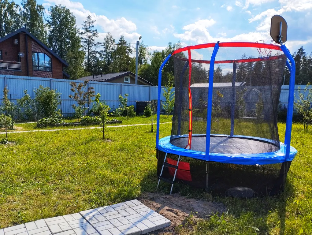 Двухэтажный домик в тихой деревне вблизи леса и озера, сауна в доме, сад