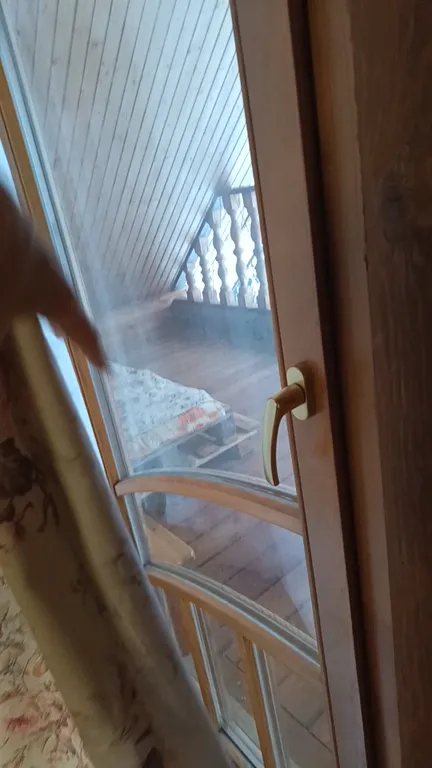 Изба (дом) из экологически чистого бревна под камышовой крышей в лесу